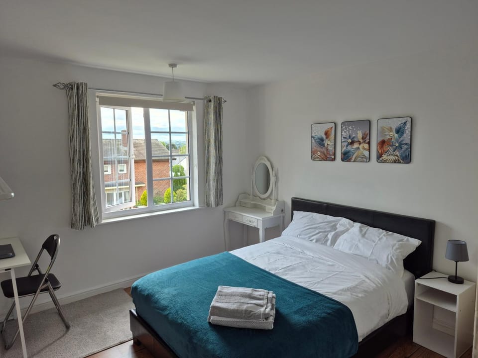 Photo of the whole room, Bedroom