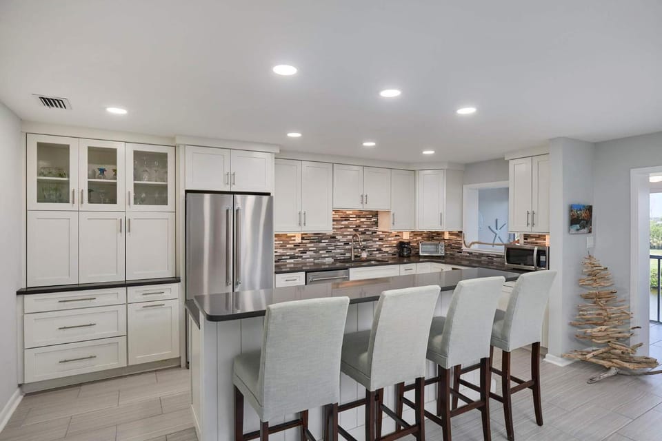Gorgeous Spanish Cay Residence Steps to Beach Apartment in Sanibel Island
