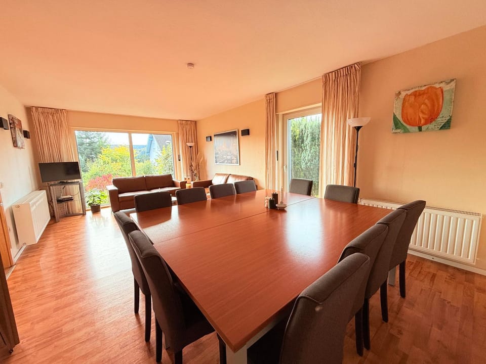 TV and multimedia, Living room, Seating area, Dining area