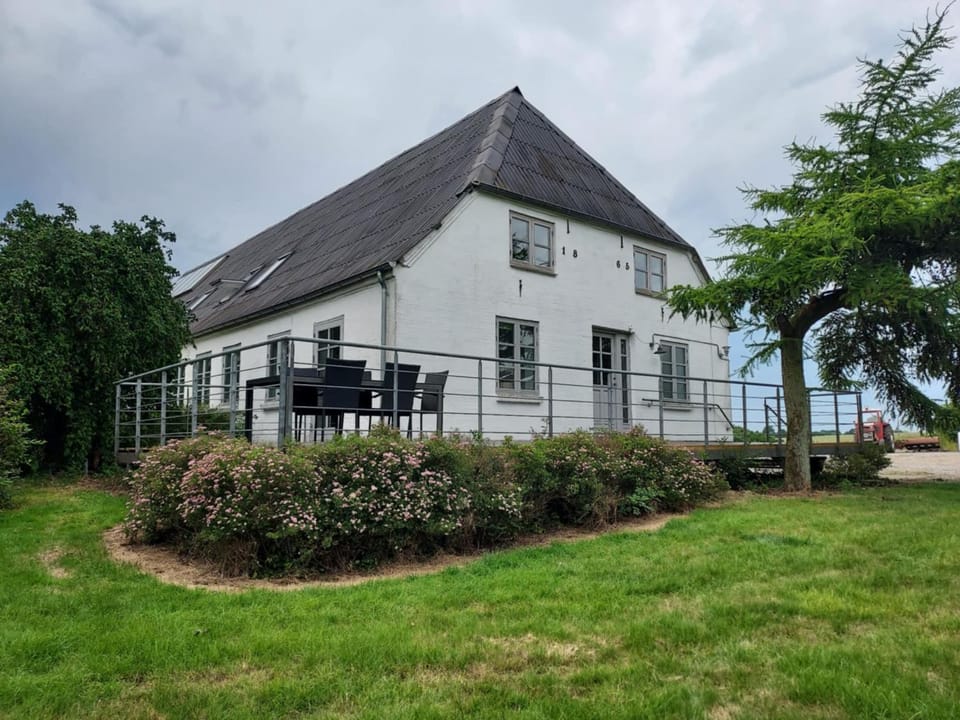 Property building, Natural landscape, Garden, Balcony/Terrace