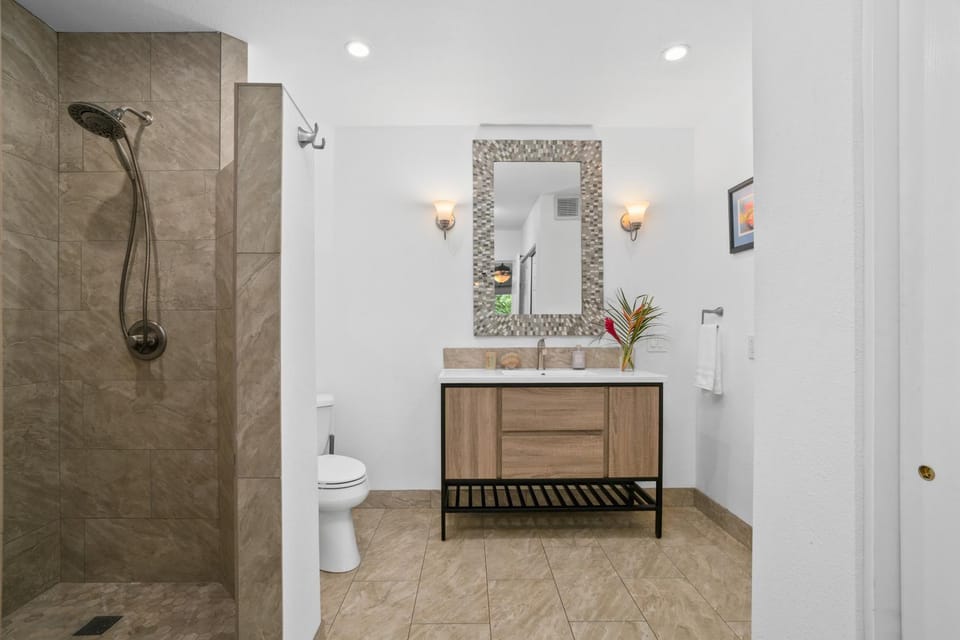 2br 2ba Modern Kamahana, Pool, Close to Beach House in Princeville