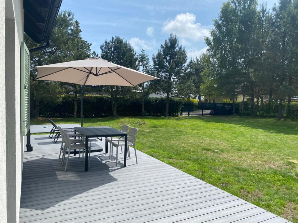 Patio, Spring, Day, Natural landscape, Garden, Dining area, Garden view