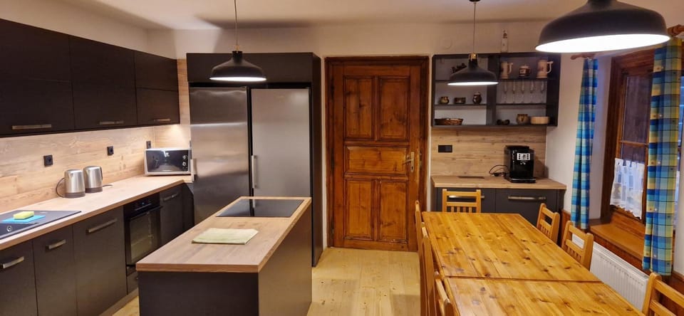 Kitchen or kitchenette, Dining area, oven, stove