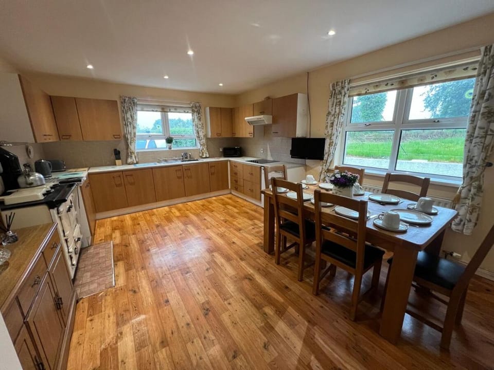 TV and multimedia, Kitchen or kitchenette, Dining area, stove