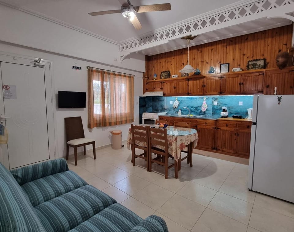 TV and multimedia, Coffee/tea facilities, Seating area, Dining area, oven, kitchen
