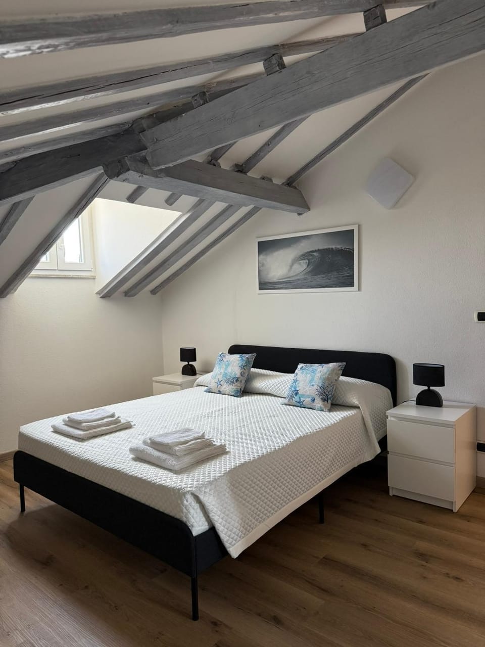 Bed, Photo of the whole room, Bedroom, towels