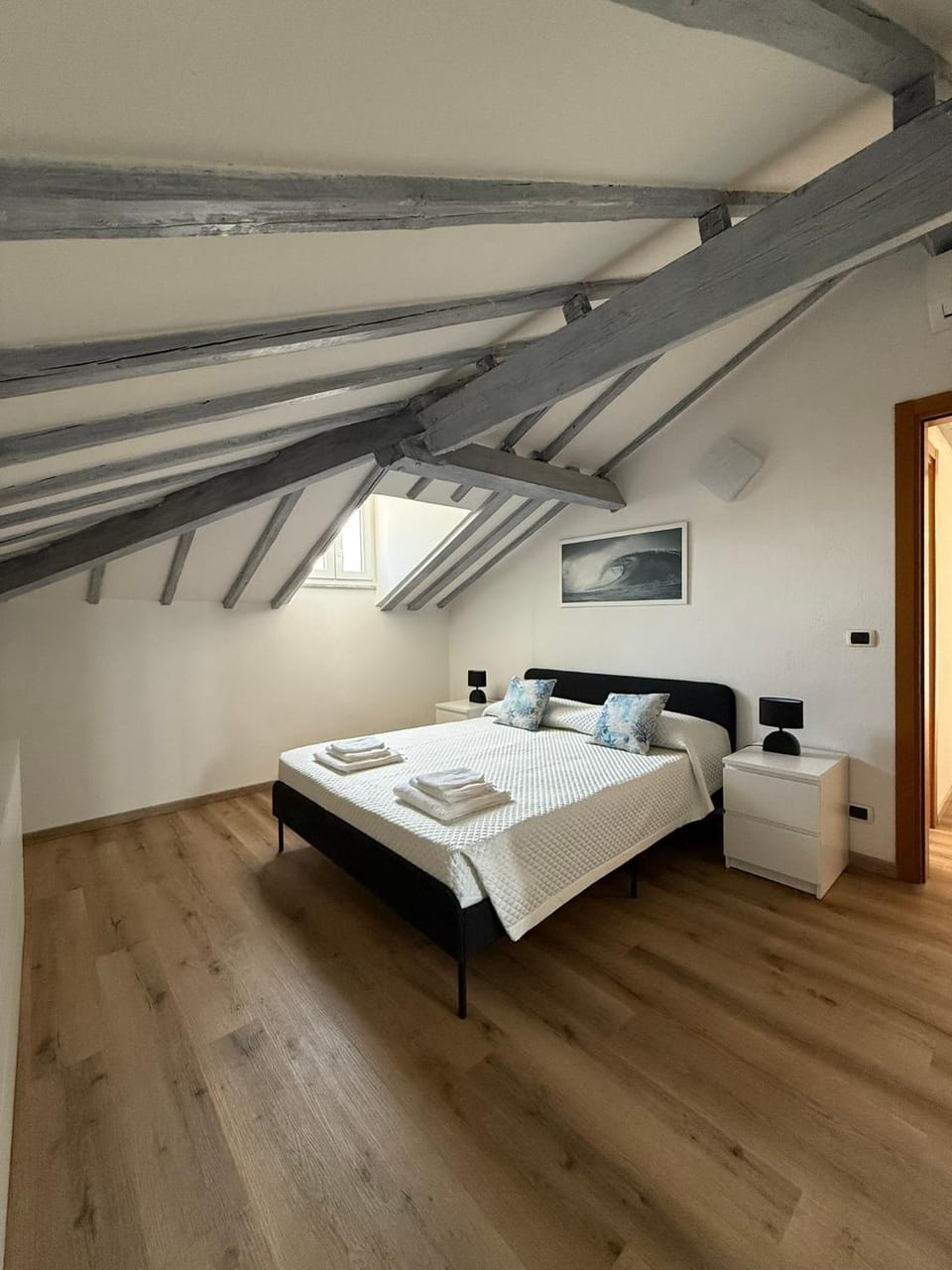 Bed, Photo of the whole room, Bedroom, towels