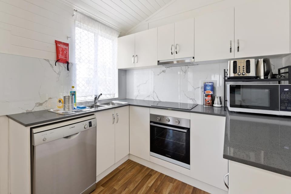 Coffee/tea facilities, Kitchen or kitchenette, dishwasher, oven, stove, toaster