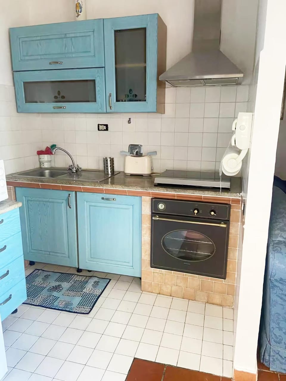Kitchen or kitchenette, dishwasher, stove