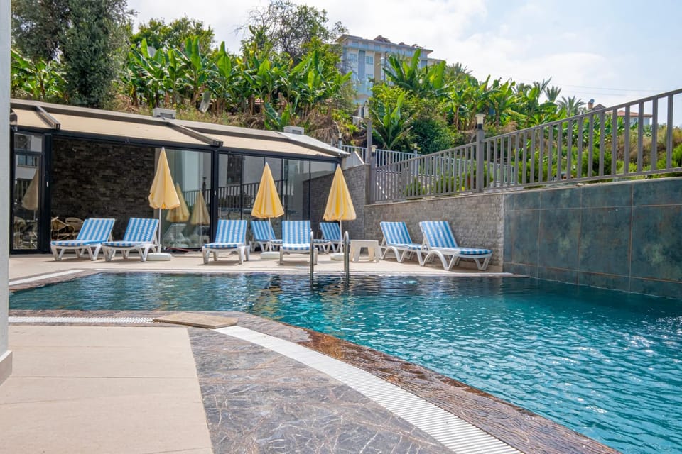 Day, Swimming pool, sunbed