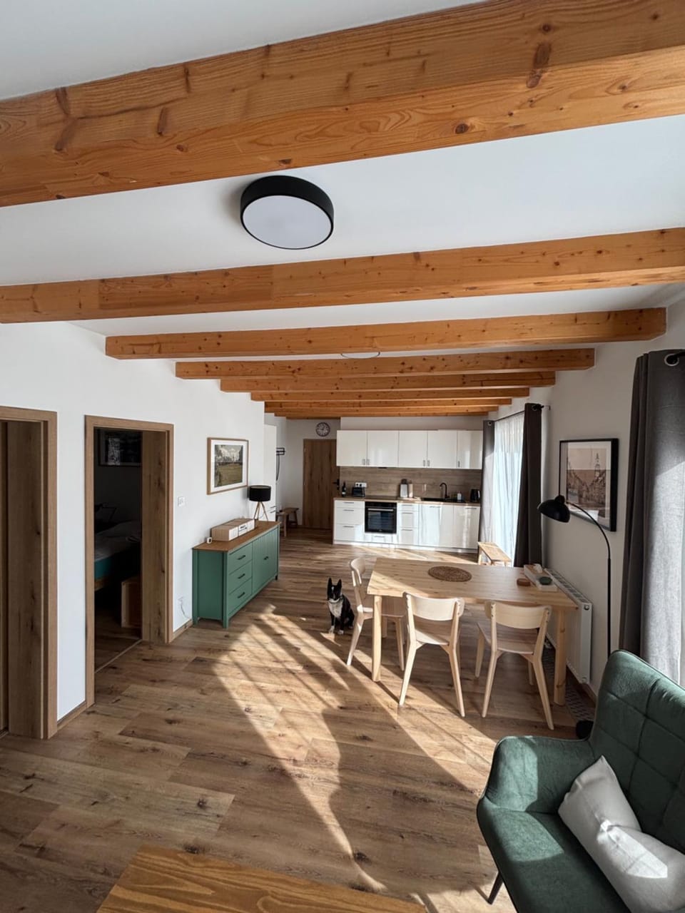 Kitchen or kitchenette, Living room, Seating area, Dining area