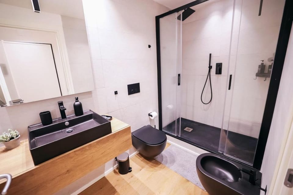 Central-Luxury Free Wi-Fi, AC Apartment in Genoa