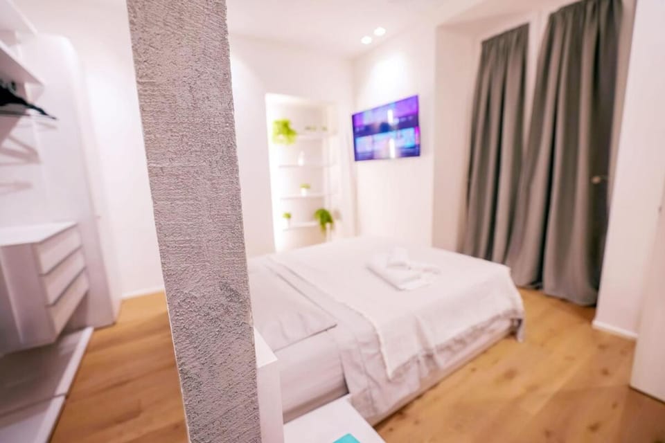 Central-Luxury Free Wi-Fi, AC Apartment in Genoa