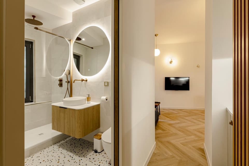 Shower, Bathroom, TV and multimedia