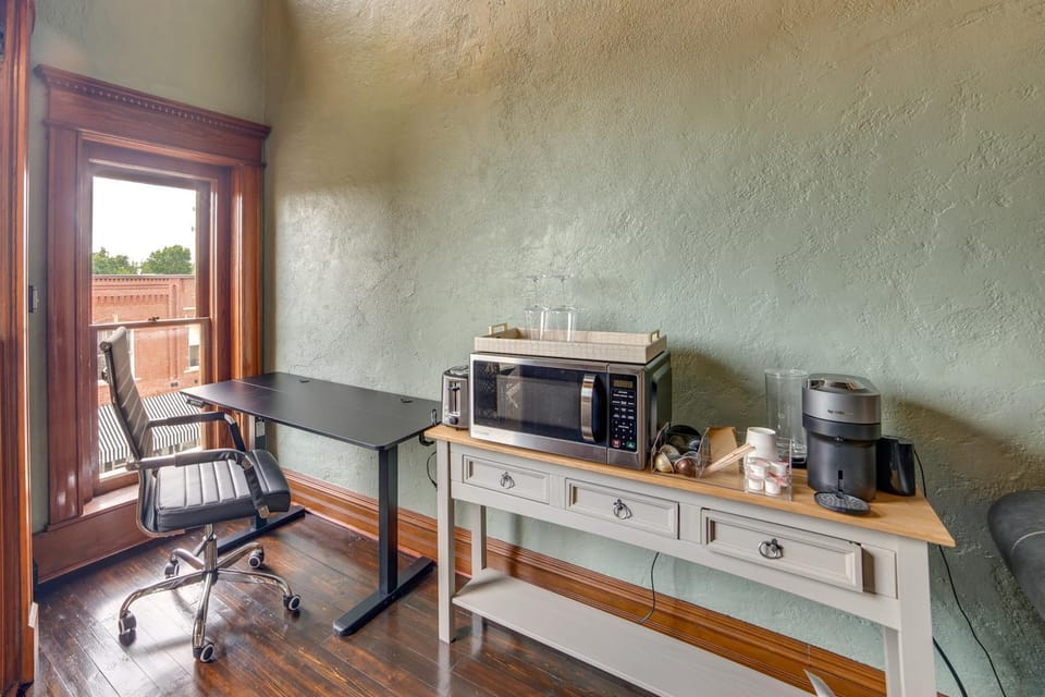 Stylish Private Balcony: Downtown Marshall Studio! Apartment in Marshall