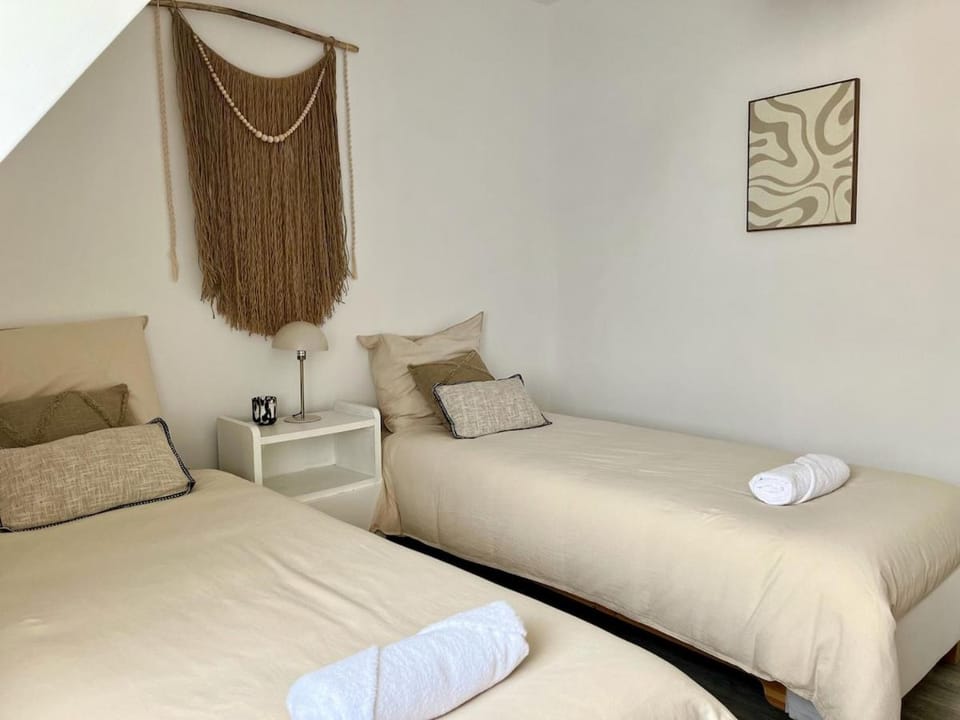 Bed, Photo of the whole room, Bedroom, towels