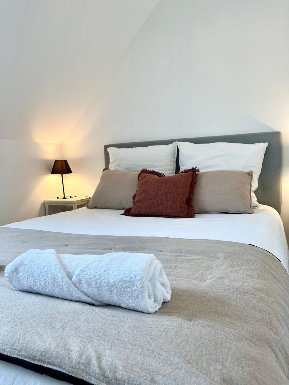 Bed, Bedroom, towels