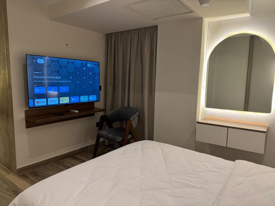 Bed, TV and multimedia, Photo of the whole room, Bedroom, hair dresser