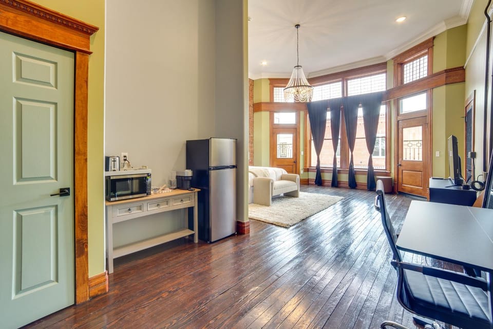 Studio w/ Private Balcony in Downtown Marshall! Apartment in Marshall