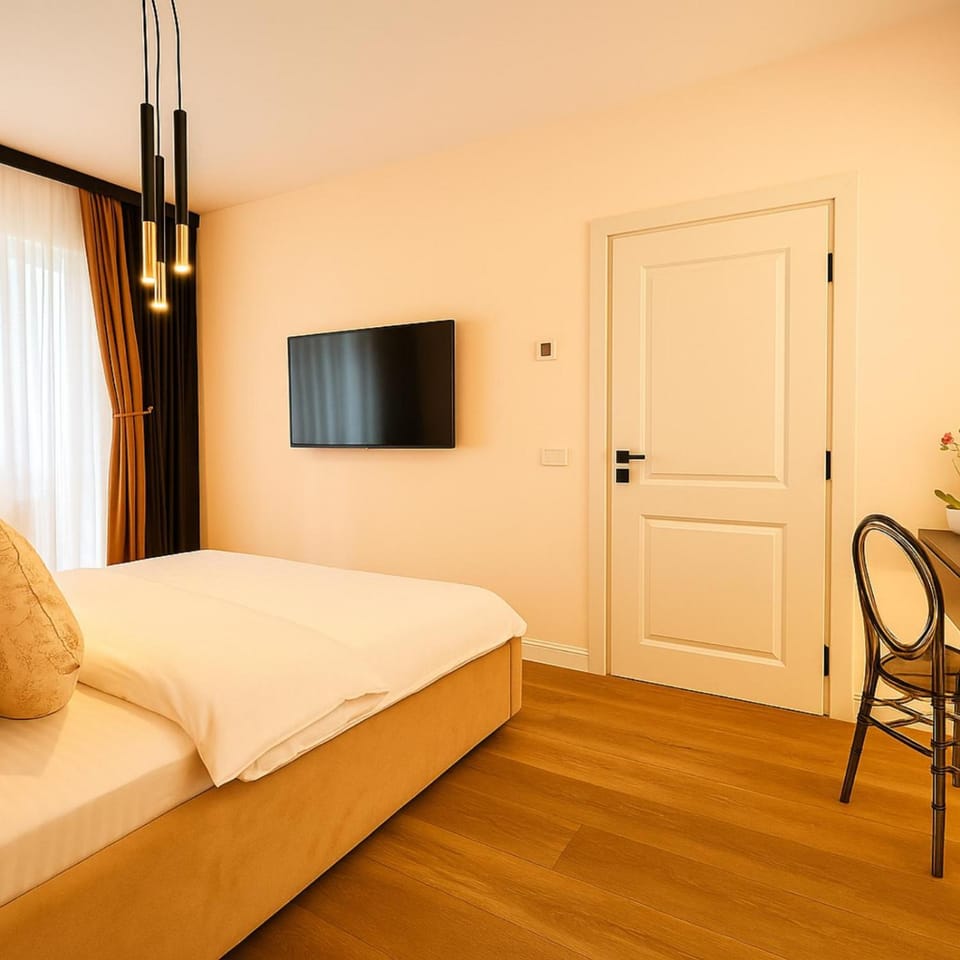 Communal lounge/ TV room, Bed, TV and multimedia, Balcony/Terrace, Photo of the whole room, Bedroom, air conditioner