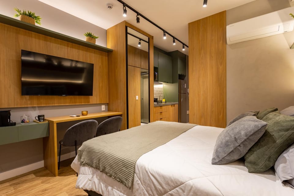Bed, TV and multimedia, Kitchen or kitchenette, Photo of the whole room, Bedroom, towels, wardrobe, air conditioner