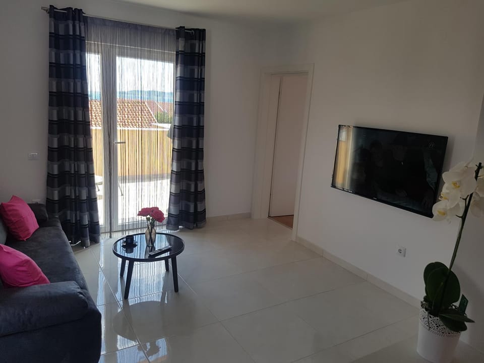 TV and multimedia, Balcony/Terrace, Living room, Seating area