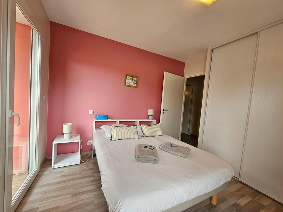 Bed, Photo of the whole room, Bedroom, towels, wardrobe