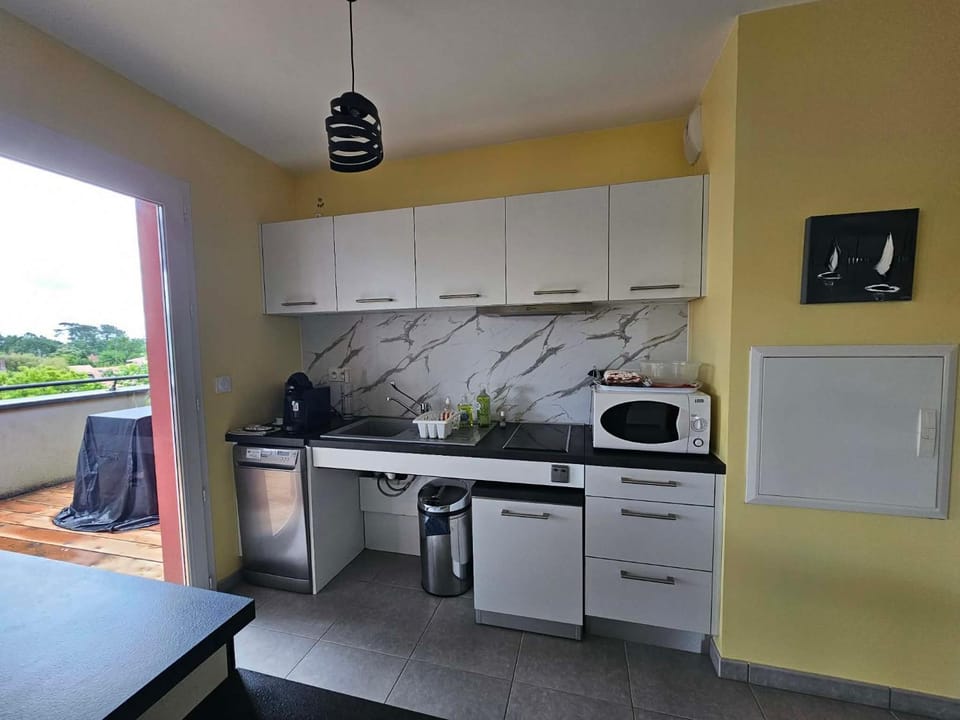 Kitchen or kitchenette, microwave, oven, stove