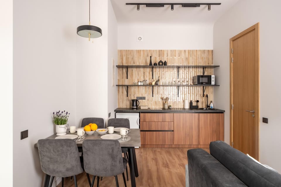 Coffee/tea facilities, Kitchen or kitchenette, Living room, Seating area, Dining area, stove