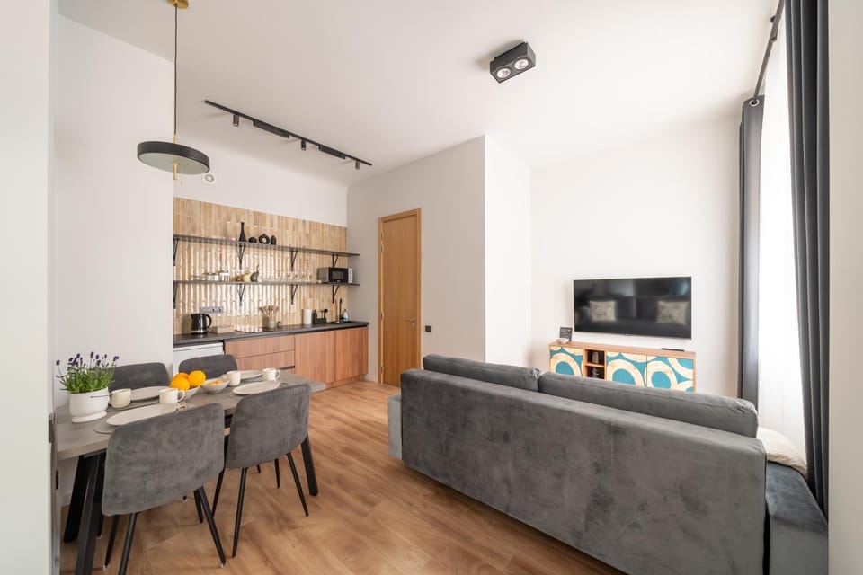 TV and multimedia, Kitchen or kitchenette, Living room, Seating area, Dining area