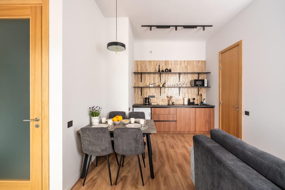 Coffee/tea facilities, Kitchen or kitchenette, Living room, Seating area, Dining area, stove