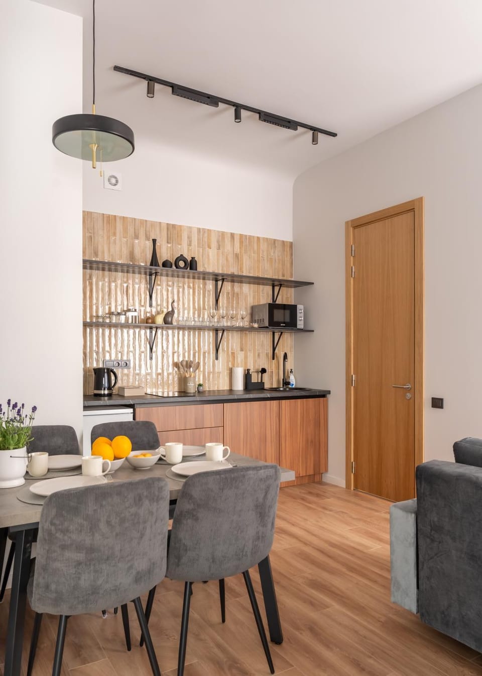 Coffee/tea facilities, Kitchen or kitchenette, Living room, Seating area, Dining area