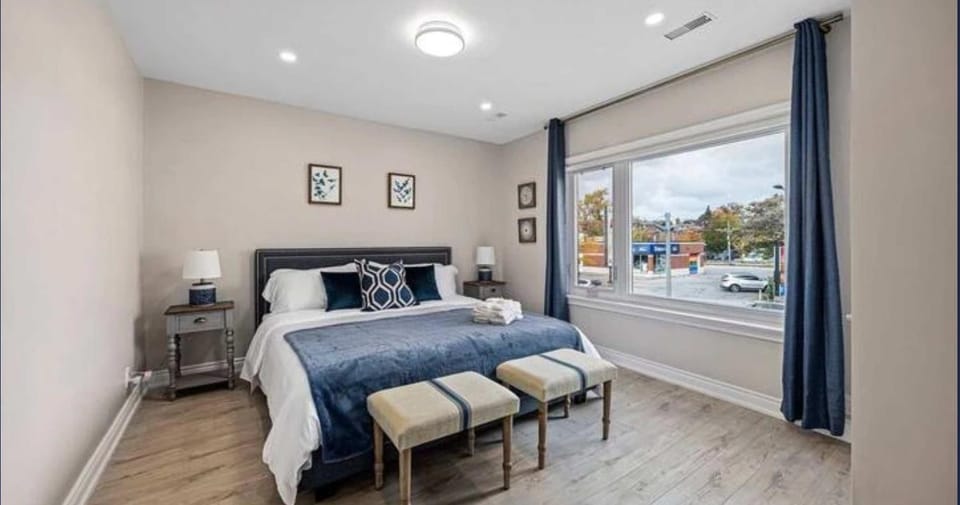Casa Hotel Contemporary 2BR Suite w Patio & BBQ Hotel in Toronto