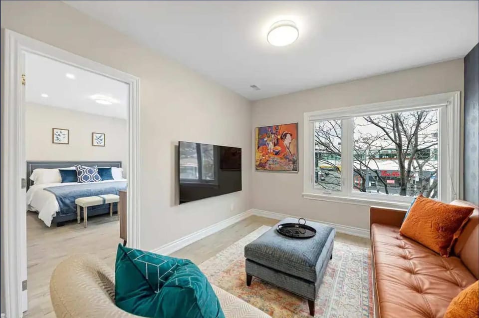 Casa Hotel Contemporary 2BR Suite w Patio & BBQ Hotel in Toronto