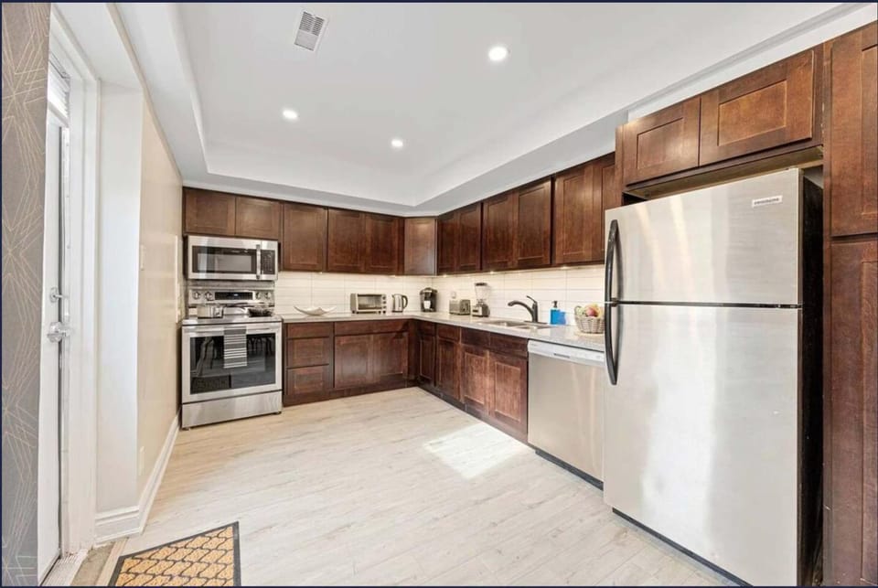 Casa St Clair Hotel Contemporary 2BR Suite w Patio & BBQ Hotel in Toronto