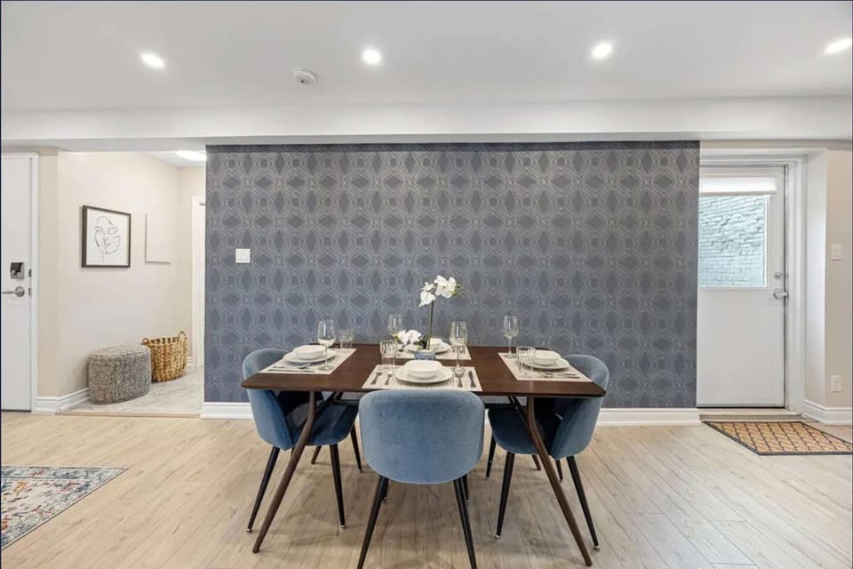 Casa Hotel Contemporary 2BR Suite w Patio & BBQ Hotel in Toronto