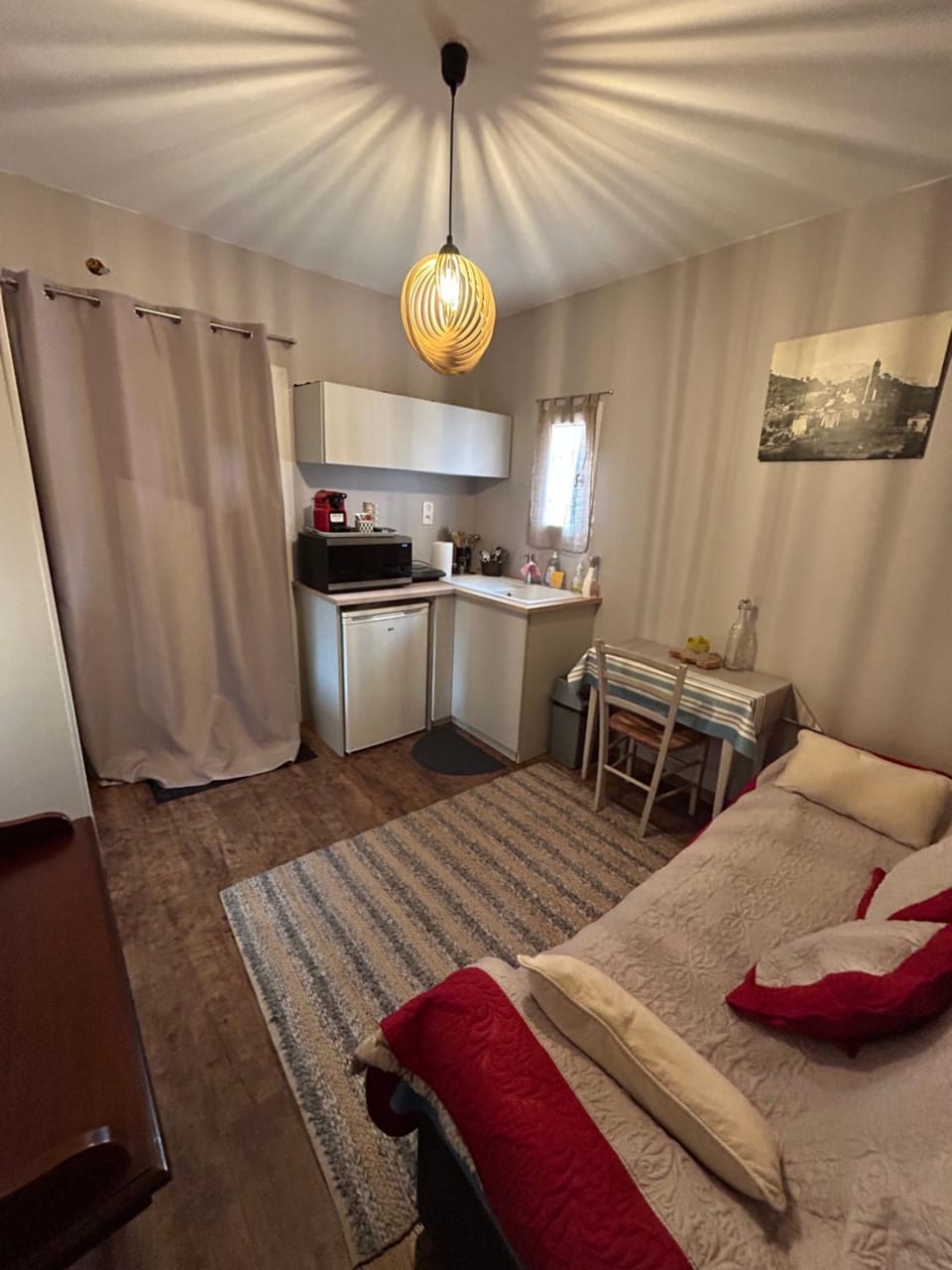 Kitchen or kitchenette, Dining area, stove