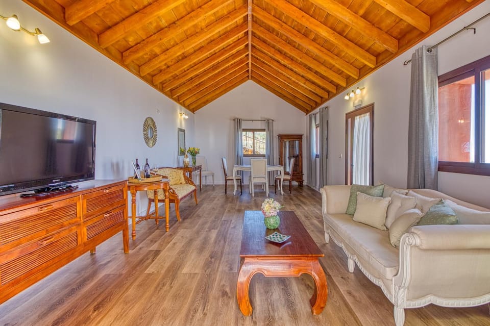 Communal lounge/ TV room, TV and multimedia, Living room, Seating area, Dining area, Evening entertainment