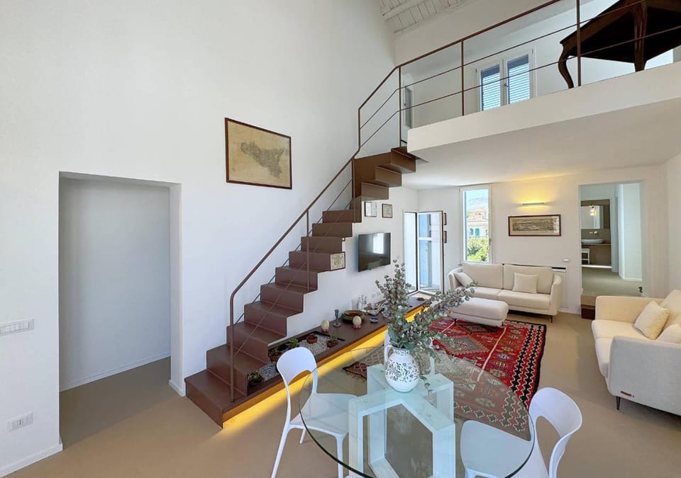 Communal lounge/ TV room, TV and multimedia, Living room, Seating area, Dining area