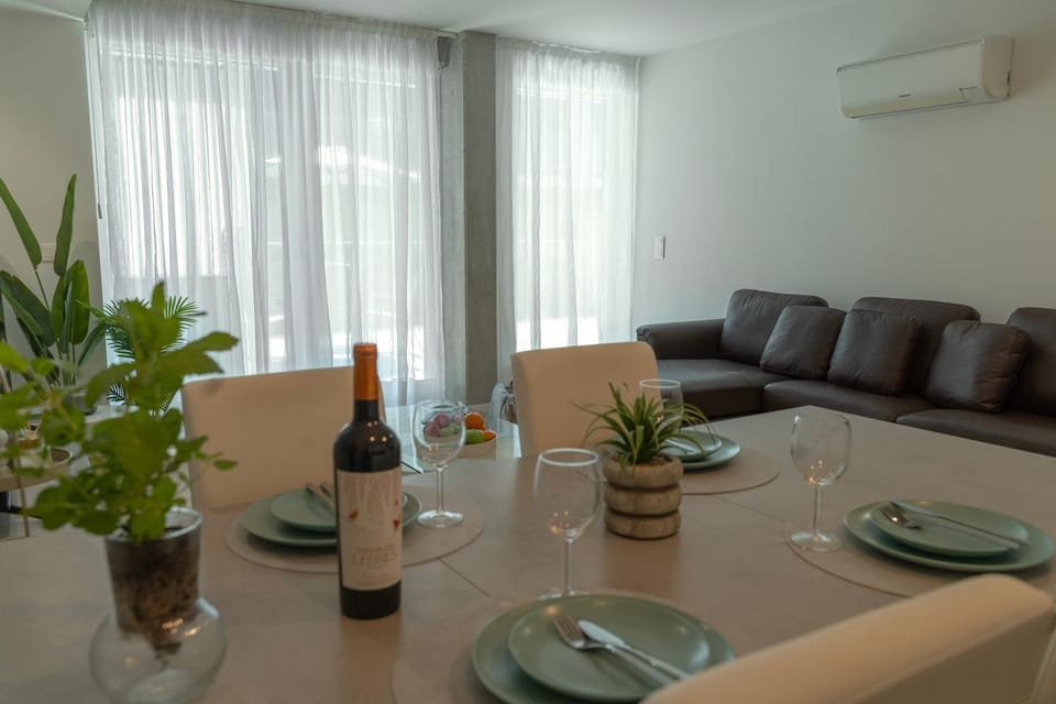 Living room, Food and drinks, Seating area, Dining area, Drinks, Alcoholic drinks, air conditioner