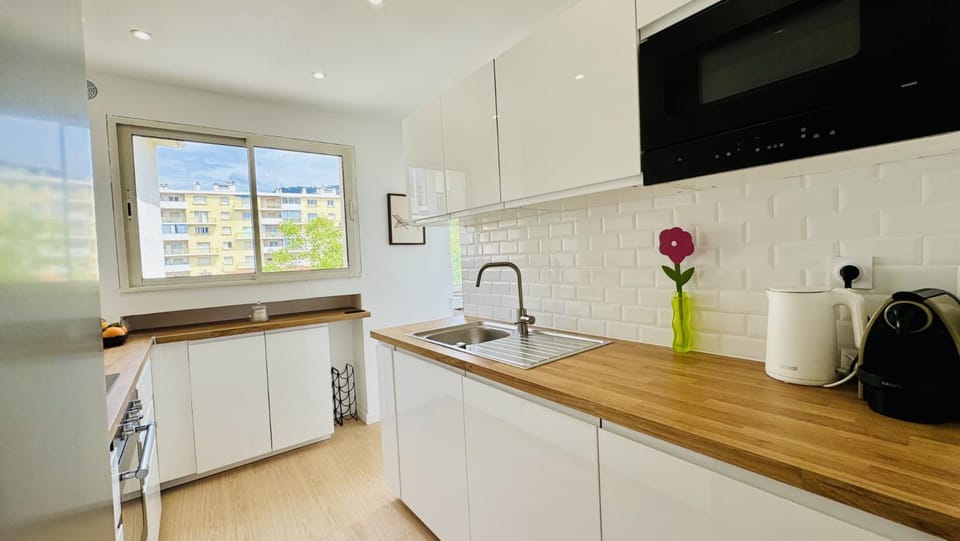 TV and multimedia, Coffee/tea facilities, dishwasher, microwave, oven, stove, kitchen