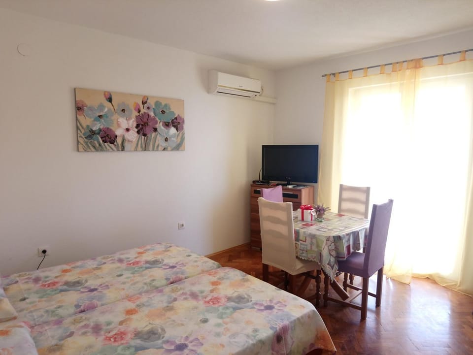 Communal lounge/ TV room, TV and multimedia, Living room, Photo of the whole room, Dining area