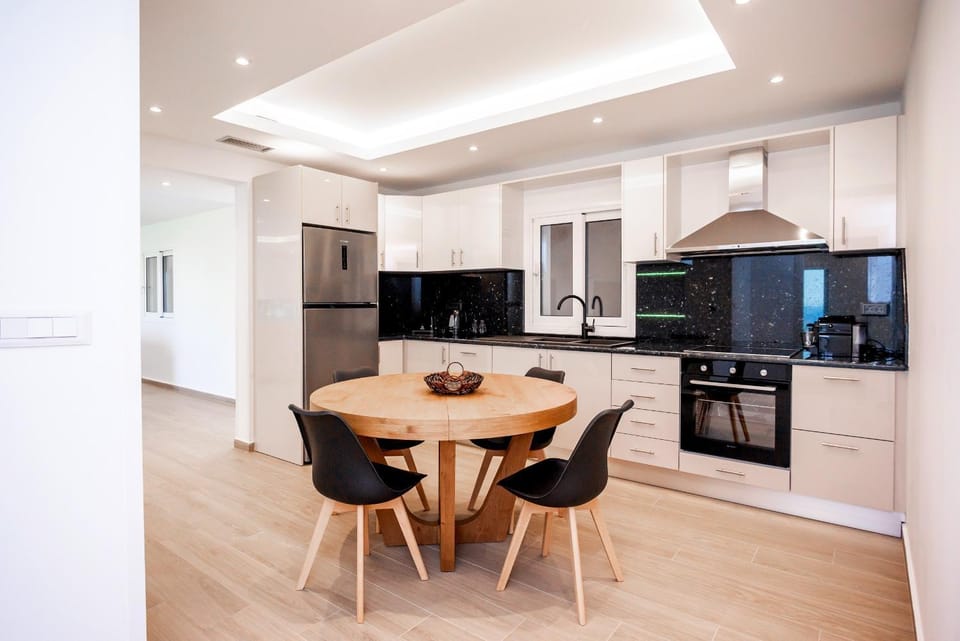 Kitchen or kitchenette, Dining area, oven, pet friendly, stove, toaster