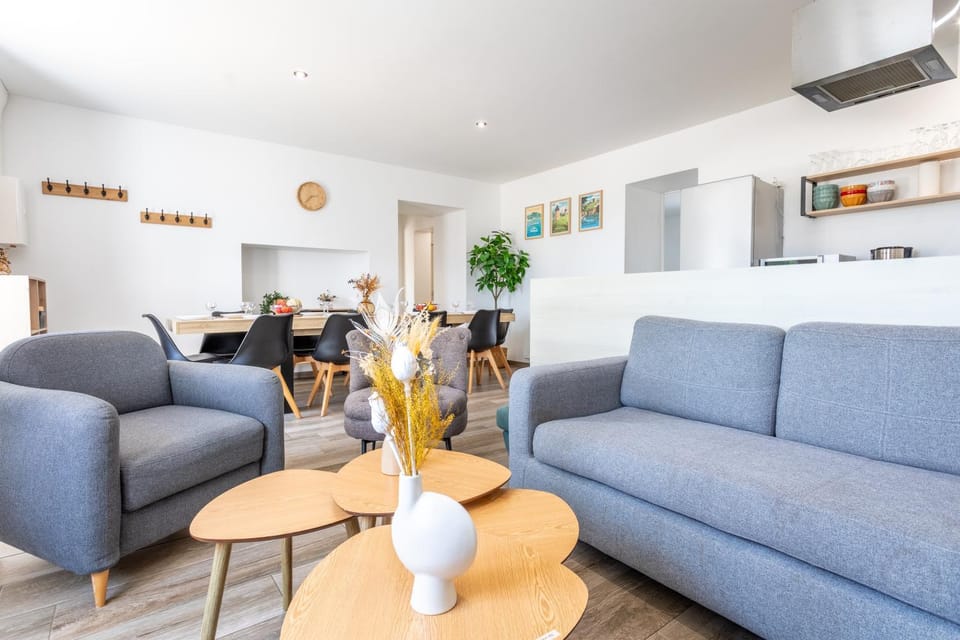 TV and multimedia, Kitchen or kitchenette, Living room, Seating area, Dining area