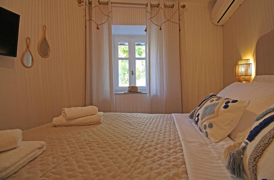 Bed, TV and multimedia, Bedroom, towels