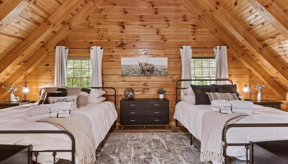 Trails End-Sauna, Hot Tub, FirePit, Arcade, Luxury House in Falls Township