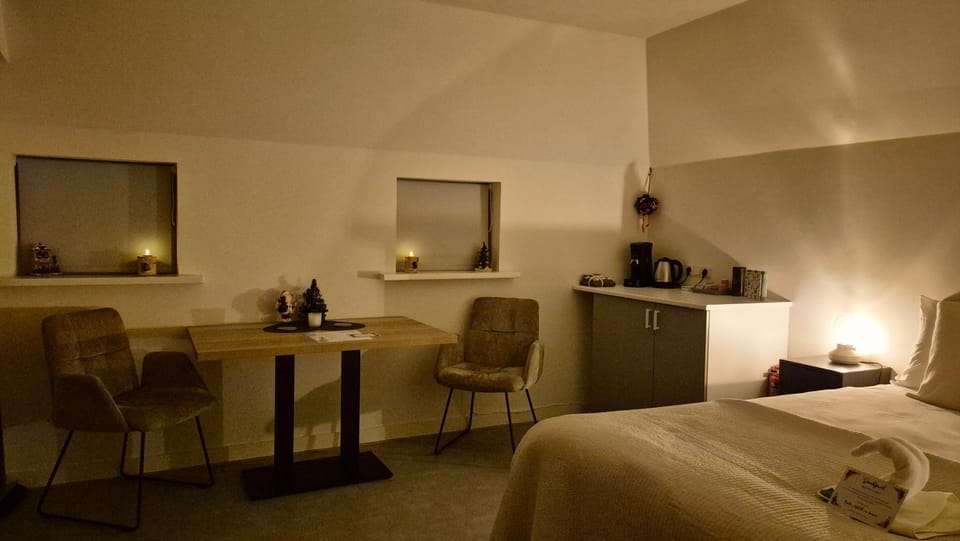 Bed, Coffee/tea facilities, Kitchen or kitchenette, Decorative detail, Seating area, Dining area, Bedroom