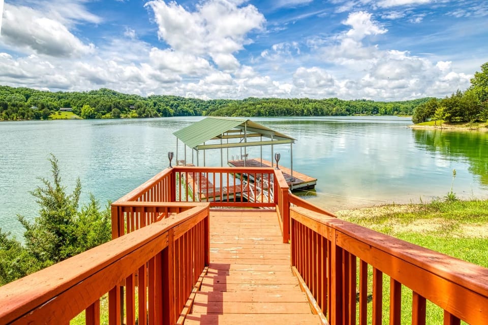 Nearby landmark, Day, Natural landscape, Fishing, Evening entertainment, Lake view, Mountain view