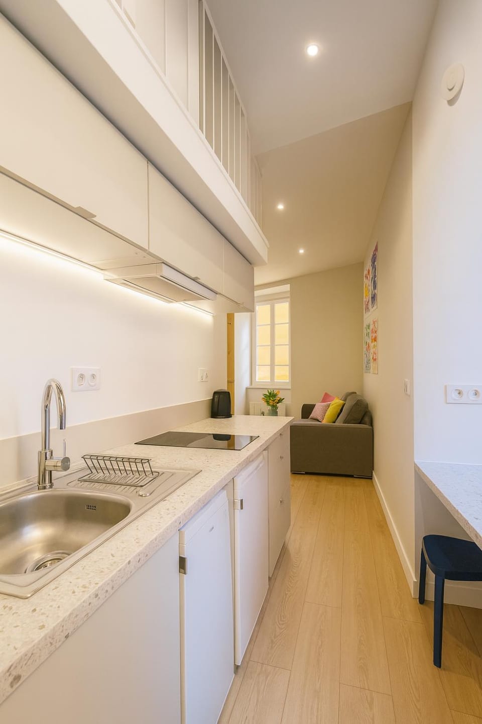 Kitchen or kitchenette, Seating area, stove