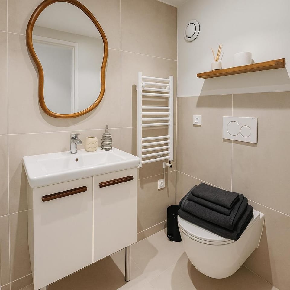 Toilet, Bathroom, towels